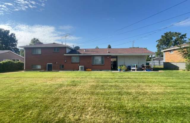 Spacious 4-Bedroom Murray Home with Finished Basement, Fireplace & Large Fenced Yard! photos photos