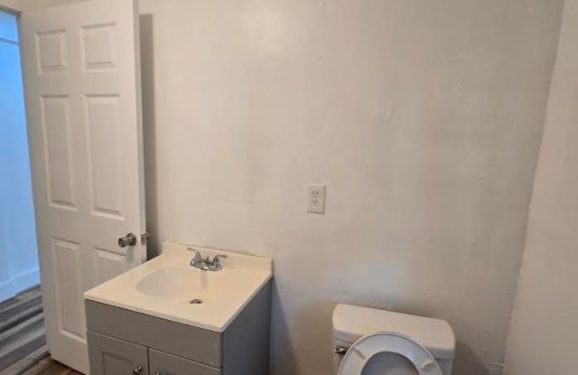 (($200 Off the 1st Month Rent)) Spacious One Bedroom Duplex located near South Sherman and English Ave - 4103 Spann Avenue, Indianapolis, IN 46203