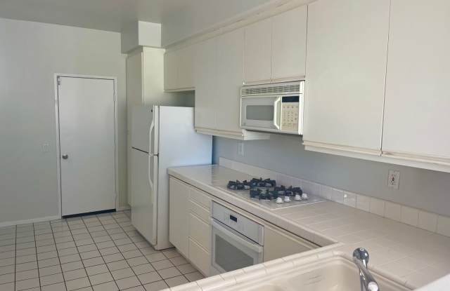 Townhome Apartment - 2Bed 2Bath Dryer/Washer Inside Gallery 4