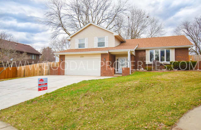 3 Bedroom, 3 bath Home in West Des Moines!! - 3705 Breckenridge Circle, West Des Moines, IA 50265