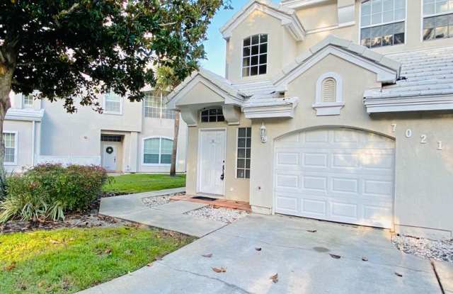 3 BD / 2BA WATER VIEW CARRIAGE TOWNHOME - 7021 Della Drive, Doctor Phillips, FL 32819