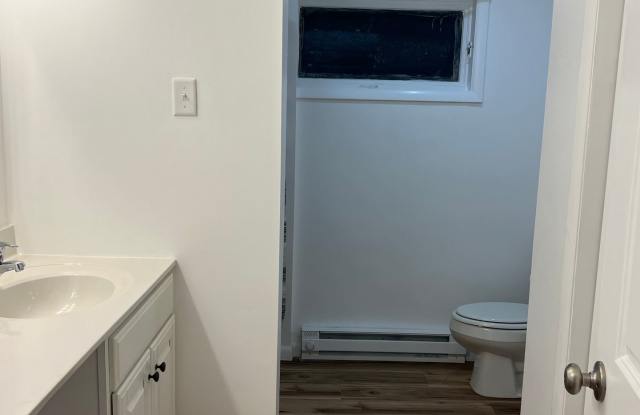 Spacious 4 BEDROOM 2 FULL BATHS PLENTY OF PRIVACY AND YARD SPACE!! photos photos