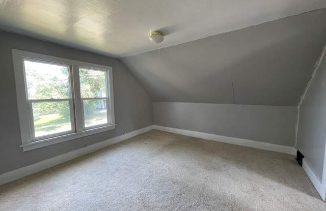 Roomy 1.5 Bed 1 Bath Home Gallery 1