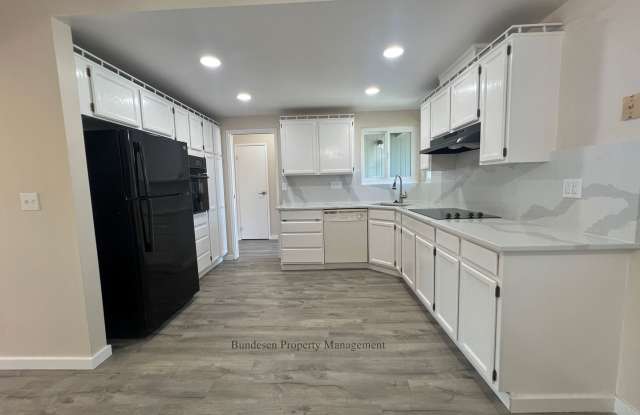 Beautiful fully remodeled 4 bedroom Gallery 1