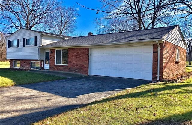 9565 PONTIAC LAKE Road - 9565 Pontiac Lake Road, Oakland County, MI 48386