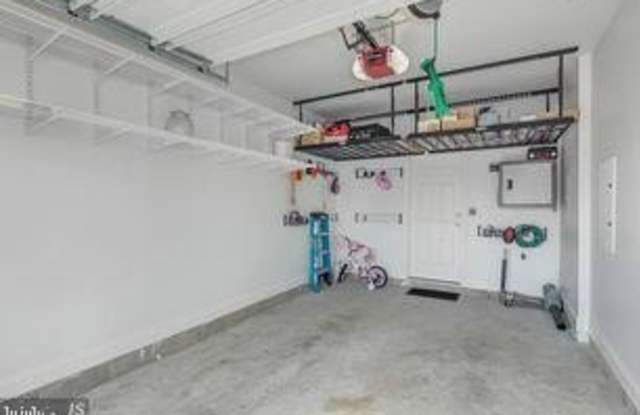 43817 KINGSTON STATION Terrace Gallery 3