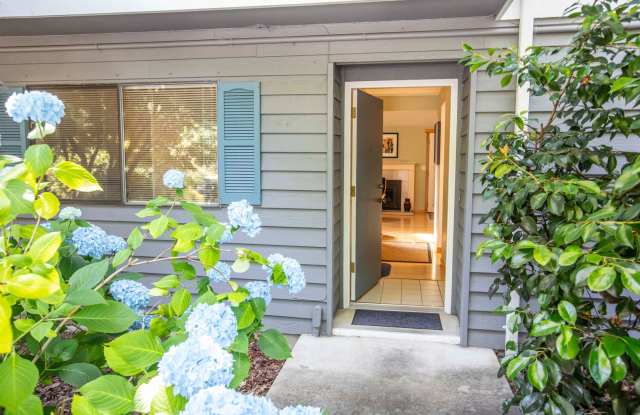 Lovely Fully Furnished Langley Condo-Ready For You to Bring Your Clothes and Laptop! - 137 4th Street, Langley, WA 98260