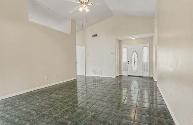 Alafaya Woods-Oviedo 3 Bedroom 2 Bath Home! Gallery 3