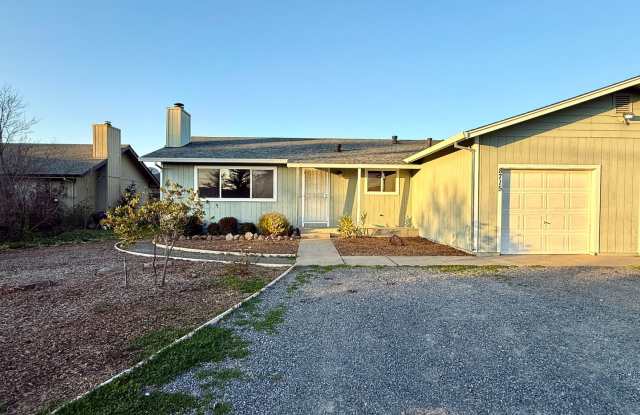 One level duplex in Windsor with 1 Car Garage, Cats Ok! photos photos