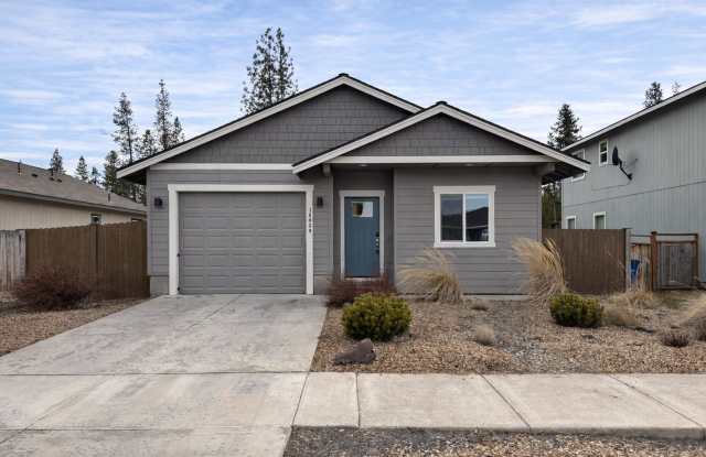 GORGEOUS LA PINE HOME! LARGE FENCED YRD, PELLET STOVE, UPGRADED KITCHEN & MORE!! photos photos