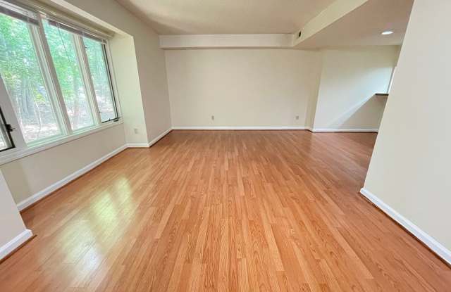Stylish, Updated 4br in Mill Creek includes parking permits...Walk to Campus! Gallery 3