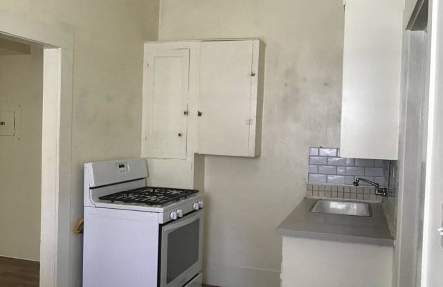 1537 Southeast Pine Street-Todd - 2 photos photos