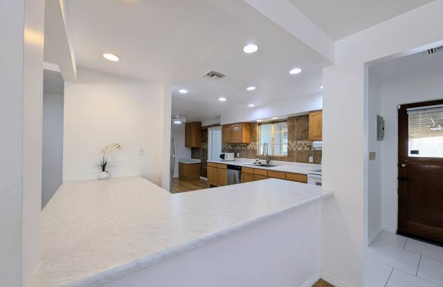 2443 E EARLL Drive Gallery 1