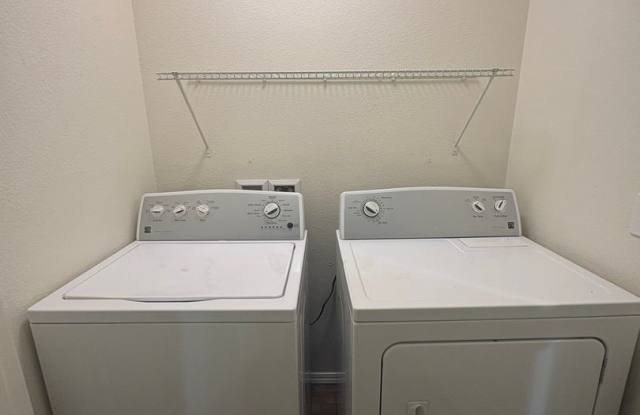 Tulare unit Near Shopping Center Available Now! Gallery 4