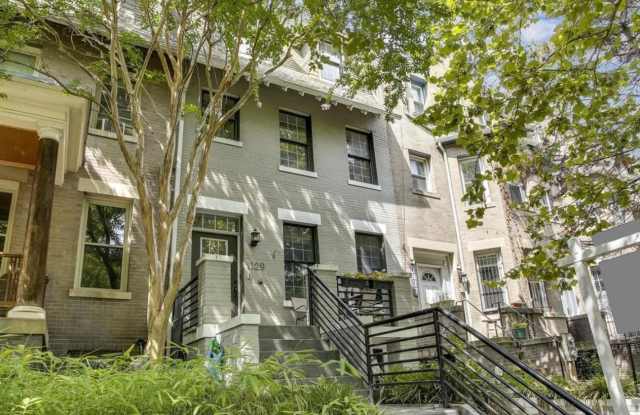 Beautiful 3 bed  Den + 3 Full Baths - Gorgeous upper level unit photos photos