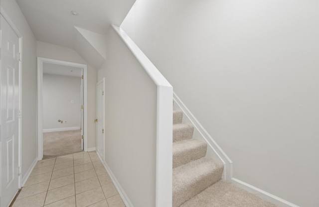 Garage Townhouse For Lease Gallery 3