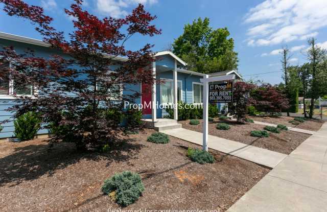 Two Bedroom Apartment with Private Patio in Glenfair Neighborhood! - 15535 Northeast Glisan Street, Portland, OR 97230