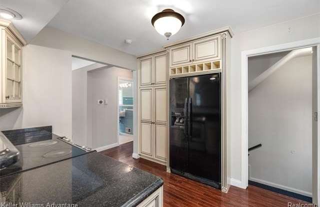 410 Catalpa Drive Gallery 4