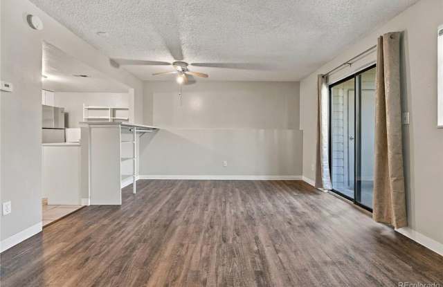 Remodeled studio OVERLOOKING POOL Gallery 4