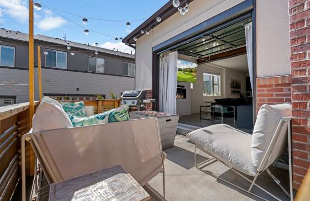 3 bd/2.5 ba Townhome in Green Mountain Plaza!! photos photos