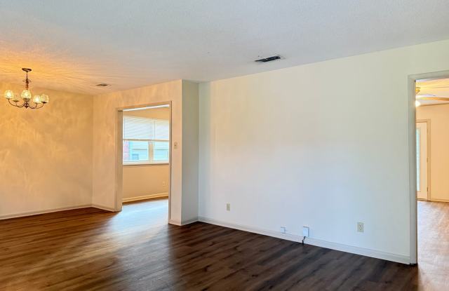4612 N Cypress St., North Little Rock AR 72116 - Large 3br 2ba w/2 car garage just off McCain Blvd. Gallery 3