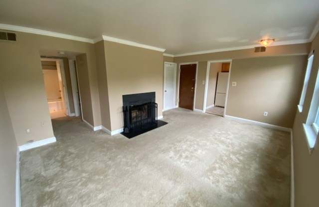 Sunny, spacious 1BR/1BA Condo in Arlington's Precious Palisades Condos w/Parking Gallery 3