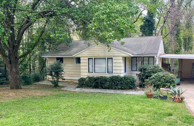 3 Bedroom 1 Bath Near UGA and 5 Points! Available August 10th! photos photos