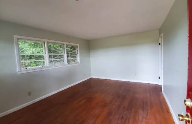 Room in 3 Bedroom Home at Metropolitan Pkwy SW photos photos