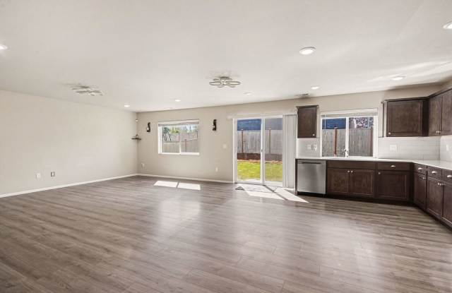 Spacious 5-Bedroom Home with Bonus Loft in Daisy Crossing! $3,000!! Gallery 4