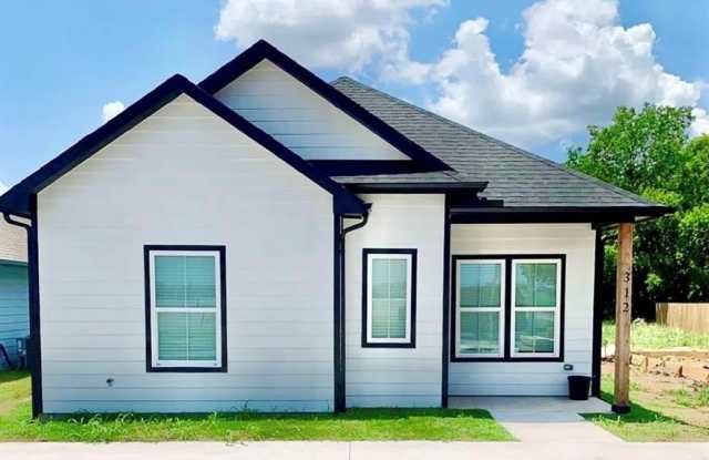 312 Elliott Avenue - 312 North Elliott Avenue, Sherman, TX 75090