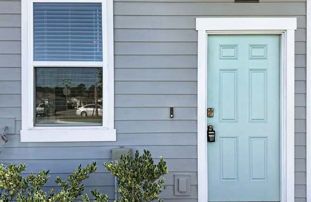Modern 2BR/2.5BA Townhome with Plank Flooring, Stainless Steel Appliances & Washer/Dryer Included Gallery 4