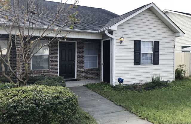 Pet Friendly 3 Bedroom, 2 Bath Duplex in College Park Available Soon! photos photos