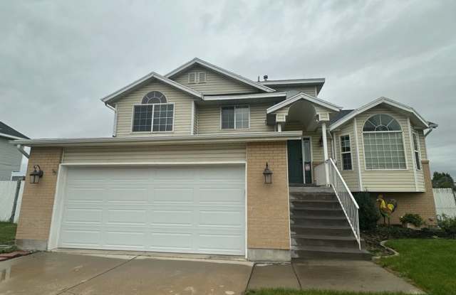 3 WEEKS FREE RENT! 5 Bedrooms, 3.5 Baths & Your Own Fenced Backyard in Clinton! Gallery 1