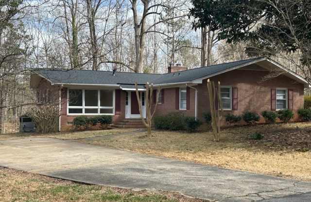 Three Bedroom Two Bathroom Brick Home! ***RENT SPECIAL: 2 WEEKS FREE RENT**** photos photos