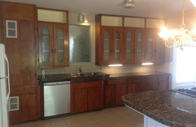 UT PRE-LEASE: North Campus 5 bed/ 2 bath, Wood Floors, W/D, Walk to UT Gallery 4