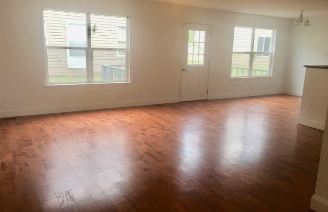 FOUR BEDROOMS! Attached 2-Car Garage, 3 Bathrooms, Hardwood Flooring Gallery 4