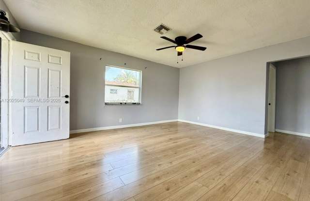 4030 SW 28th St photos photos