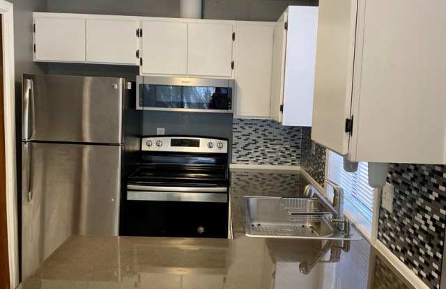 2 Bed 1 Bath Duplex w/ Fenced Yard and Off Street Parking Gallery 1