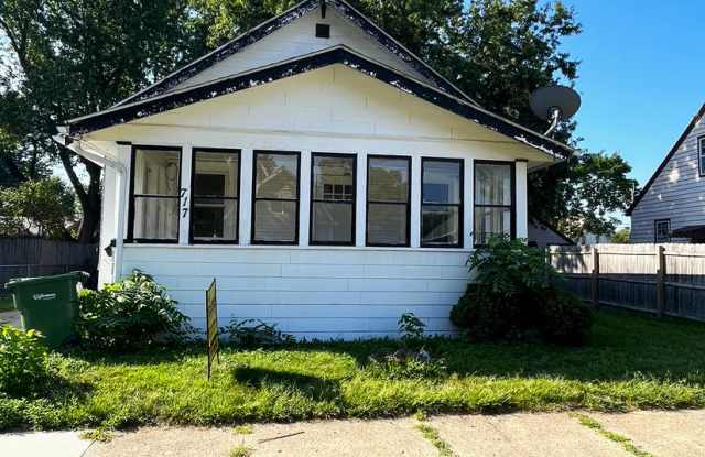 2 bedroom house - 717 Kern Street, Waterloo, IA 50703