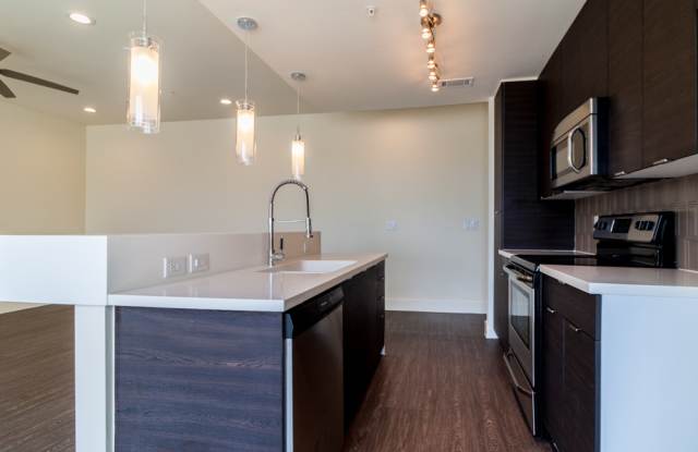 **THREE WEEKS FREE RENT!!** Stunning 2/2.5 multi-level Skybridge Lofts Condo near SOCO! Gallery 4