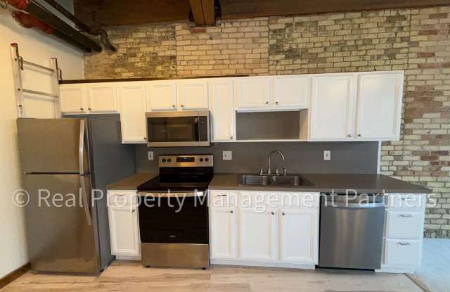 940 Monroe - Studio Condo with Exposed Brick, Soaring Ceilings, Heated Pool, Rooftop Deck, Utilities Included Gallery 4