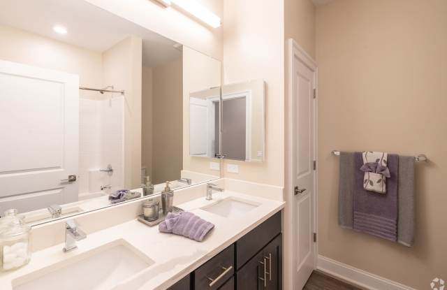 Beautiful 3 Bed / 2.5 Bath Townhouse Gallery 2