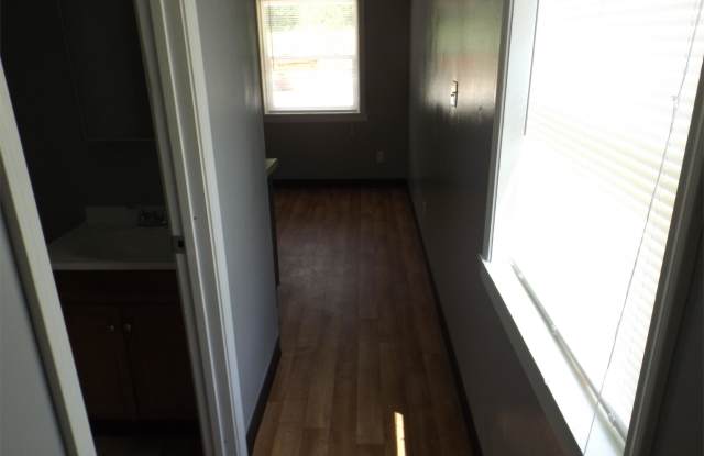 860 N Lincoln St Apt 1 Gallery 4