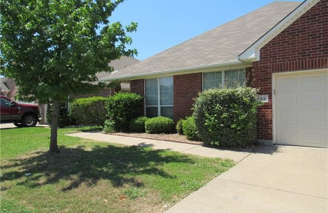 703 Crownpoint Lane - 703 Crownpoint Ln, Arlington, TX 76002