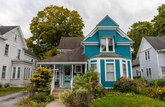 Historic, 3 bedroom home in the Chelsea Parade Historic District - 54 Lincoln Avenue, Norwich, CT 06360