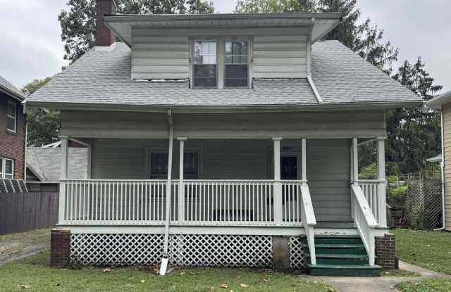 AVAILABLE AUGUST 2027 Historic Urbana - 3 Bedroom Home Just Minutes From Campus Gallery 1