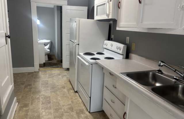 1725 D Avenue NE - 3 photos photos