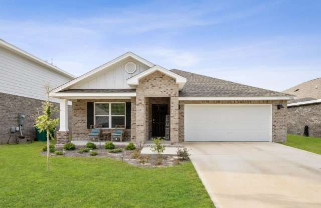 4/2 Stunning Brick Home with community pool in Crestview photos photos