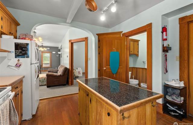722 East Cowlitz Street Gallery 4