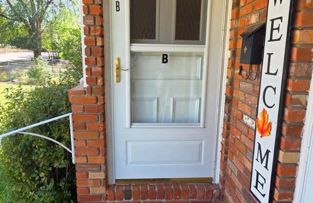 Spacious Westside 2 Bedroom unit - ALL UTILITIES INCLUDED Gallery 1